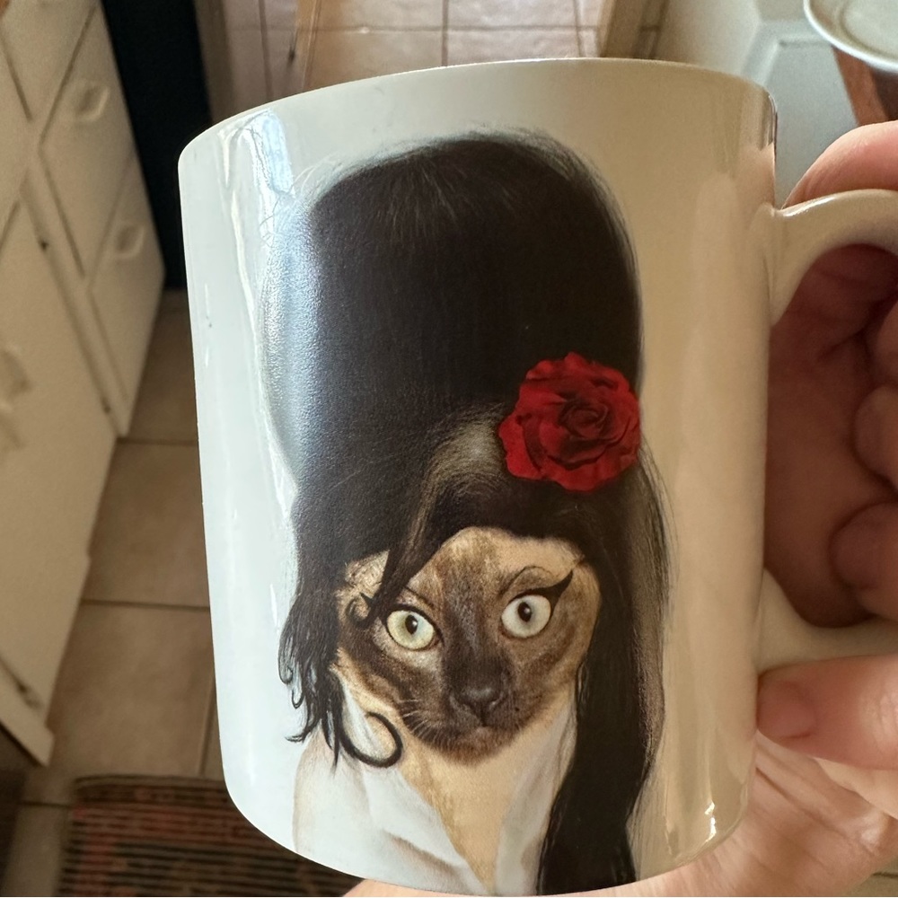 Kitty wine house mug